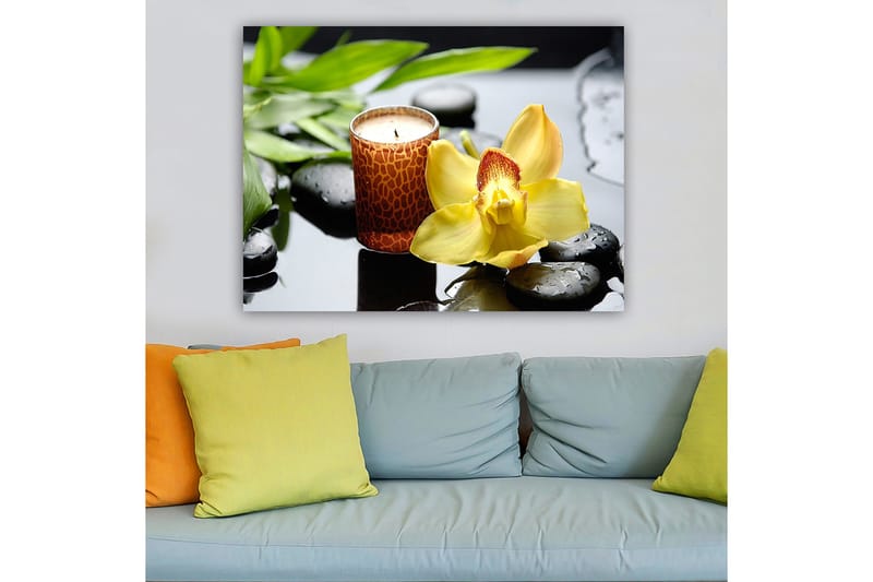 Canvas taulu 70x100 cm - Elegantti keltainen orkideakukka tuoksukynttilällä ja mustilla kivillä harmonisessa sommitelmassa - Keltainen / Musta / Vihreä - Sisustustuotteet - Taulu & taide - Canvas-taulu