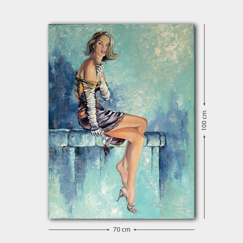 Canvas taulu 70x100 cm - Elegantti nainen istuu penkillä dramaattisessa poseerauksessa tyylikkäässä mekossa - Sininen / Beige / Musta - Sisustustuotteet - Taulu & taide - Canvas-taulu