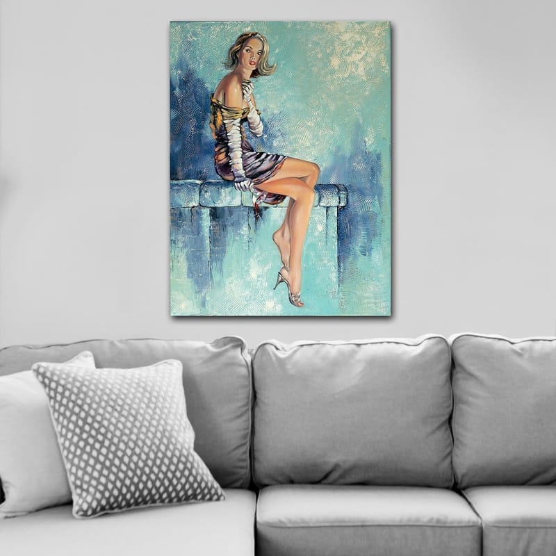 Canvas taulu 70x100 cm - Elegantti nainen istuu penkillä dramaattisessa poseerauksessa tyylikkäässä mekossa - Sininen / Beige / Musta - Sisustustuotteet - Taulu & taide - Canvas-taulu