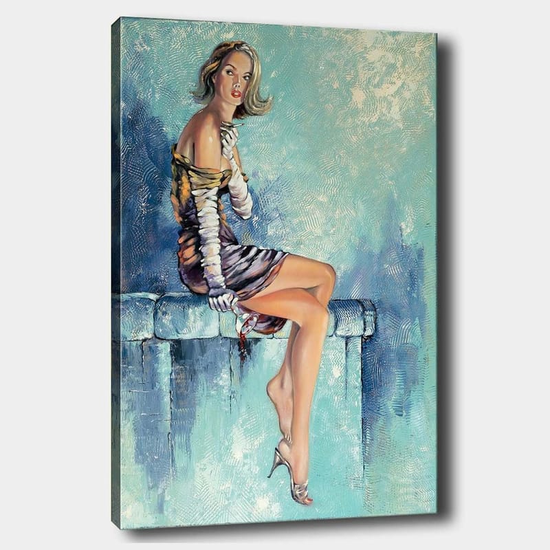 Canvas taulu 70x100 cm - Elegantti nainen istuu penkillä dramaattisessa poseerauksessa tyylikkäässä mekossa, Sininen / Beige / Musta