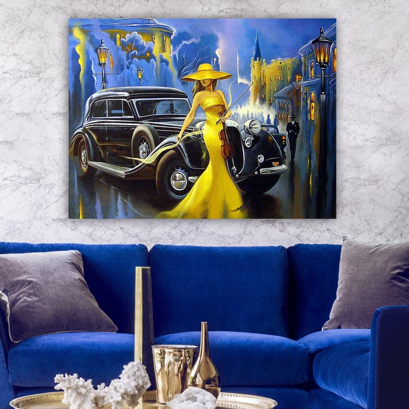 Canvas taulu 70x100 cm - Elegantti nainen keltaisessa mekossa ja hatussa soittamassa viulua klassikkoauton vieressä kaupunkiympäristössä - Keltainen / Musta / Sininen - Sisustustuotteet - Taulu & taide - Canvas-taulu