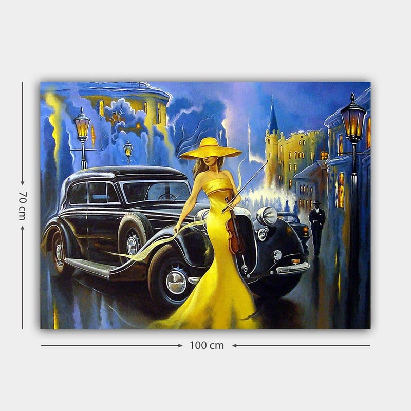 Canvas taulu 70x100 cm - Elegantti nainen keltaisessa mekossa ja hatussa soittamassa viulua klassikkoauton vieressä kaupunkiympäristössä - Keltainen / Musta / Sininen - Sisustustuotteet - Taulu & taide - Canvas-taulu