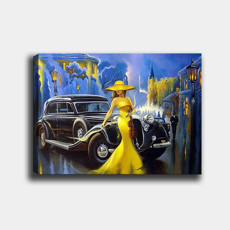 Canvas taulu 70x100 cm - Elegantti nainen keltaisessa mekossa ja hatussa soittamassa viulua klassikkoauton vieressä kaupunkiympäristössä, Keltainen / Musta / Sininen