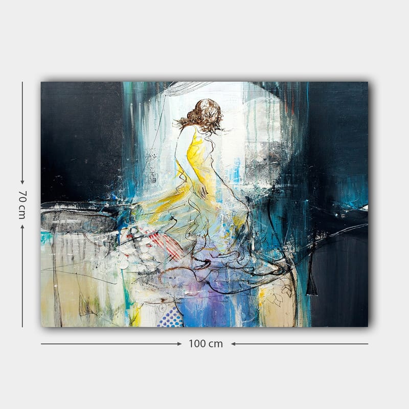 Canvas taulu 70x100 cm - Elegantti nainen keltaisessa mekossa tanssimassa unelmoivan taustalla - Keltainen / Sininen / Musta - Sisustustuotteet - Taulu & taide - Canvas-taulu