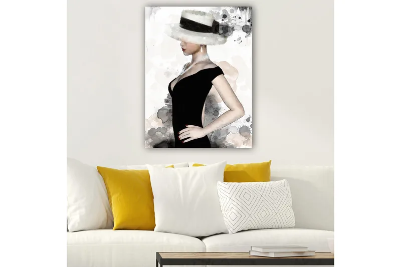 Canvas taulu 70x100 cm - Elegantti nainen mustassa mekossa ja suuressa hatussa, joka korostaa hänen tyyliään ja kauneuttaan - Musta / Harmaa / Beige - Sisustustuotteet - Taulu & taide - Canvas-taulu