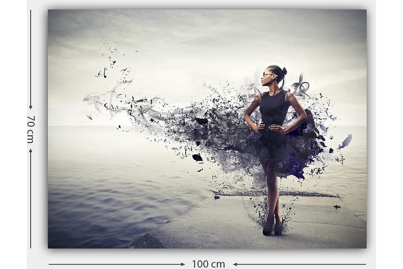 Canvas taulu 70x100 cm - Elegantti nainen mustassa mekossa seisoo rannalla abstraktilla, värikkäällä taustalla - Musta / Violetti / Harmaa - Sisustustuotteet - Taulu & taide - Canvas-taulu