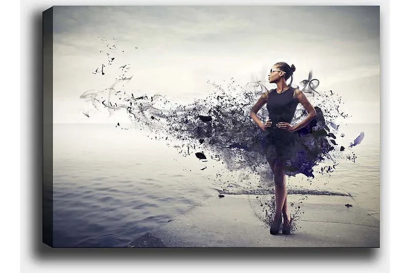 Canvas taulu 70x100 cm - Elegantti nainen mustassa mekossa seisoo rannalla abstraktilla, värikkäällä taustalla - Musta / Violetti / Harmaa - Sisustustuotteet - Taulu & taide - Canvas-taulu