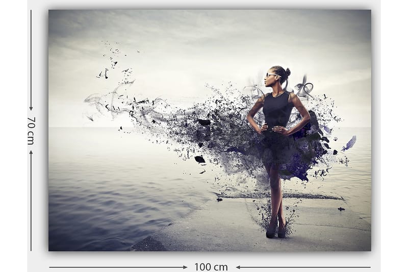 Canvas taulu 70x100 cm - Elegantti nainen mustassa mekossa seisoo rannalla abstraktilla, värikkäällä taustalla - Musta / Violetti / Harmaa - Sisustustuotteet - Taulu & taide - Canvas-taulu