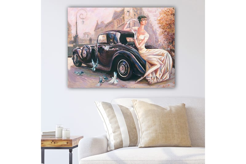 Canvas taulu 70x100 cm - Elegantti nainen valkoisessa mekossa istumassa mustassa autossa kaupunkiympäristössä, Musta / Valkoinen / Beige