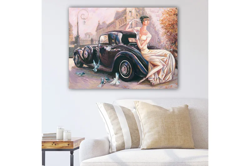 Canvas taulu 70x100 cm - Elegantti nainen valkoisessa mekossa istumassa mustassa autossa kaupunkiympäristössä, Musta / Valkoinen / Beige