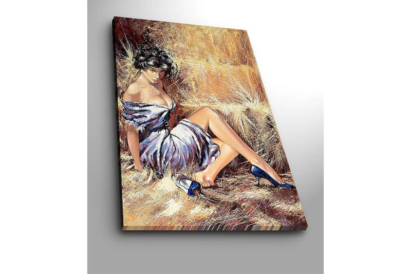 Canvas taulu 70x100 cm - Elegantti nainen valkoisessa mekossa ja sinisissä kengissä istuu rennosti olkipaalia vasten - Valkoinen / Sininen / Beige - Sisustustuotteet - Taulu & taide - Canvas-taulu