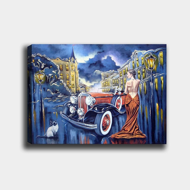 Canvas taulu 70x100 cm - Elegantti nainen punaisessa mekossa seisoo klassikkoauton vieressä kaupungin kadulla hämärässä, Punainen / Musta / Sininen