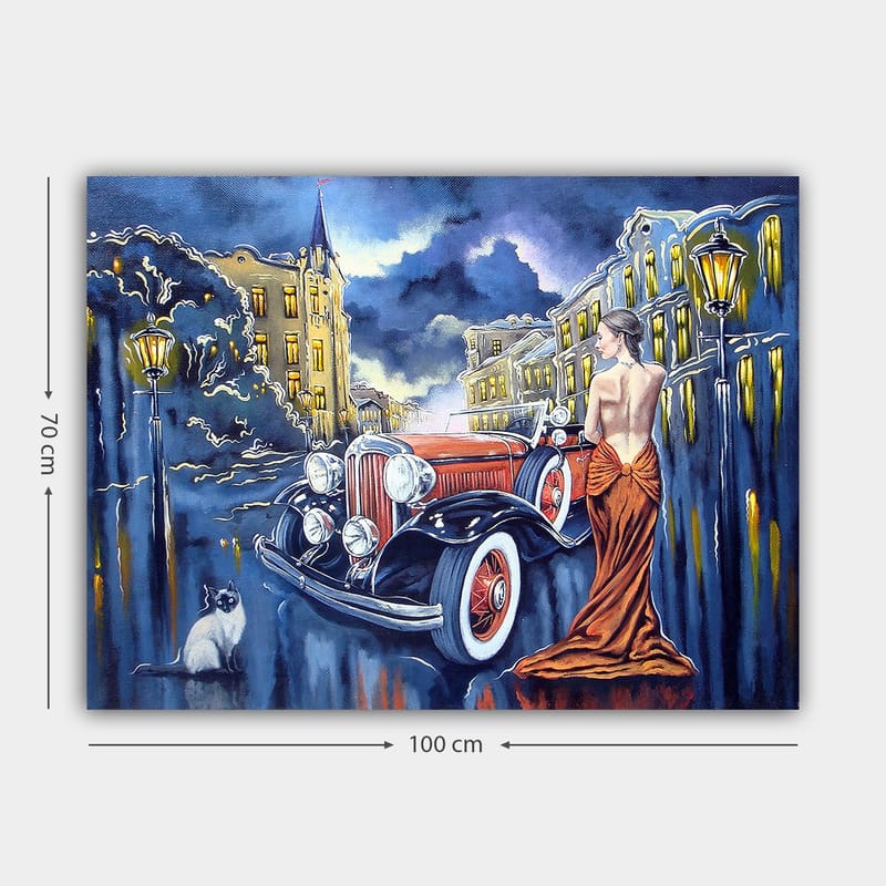Canvas taulu 70x100 cm - Elegantti nainen punaisessa mekossa seisoo klassikkoauton vieressä kaupungin kadulla hämärässä - Punainen / Musta / Sininen - Sisustustuotteet - Taulu & taide - Canvas-taulu
