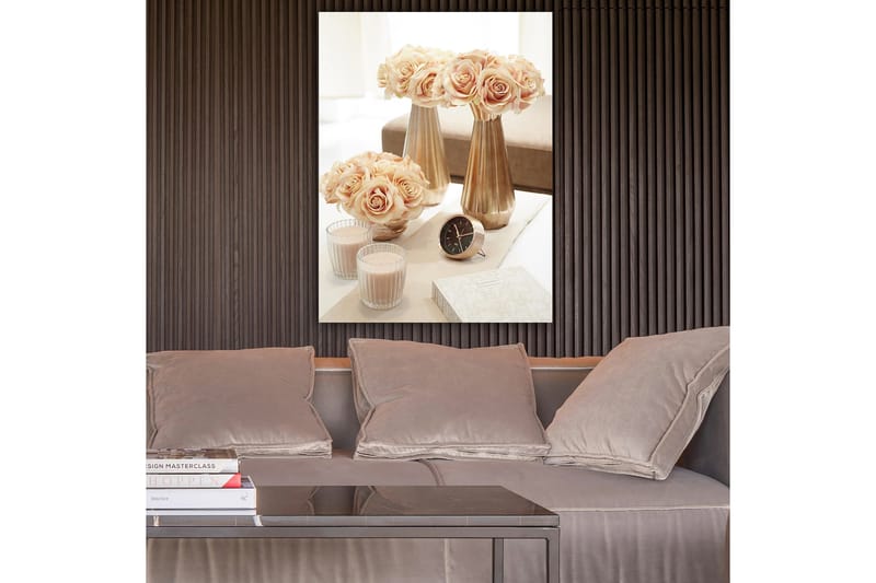 Canvas taulu 70x100 cm - Elegantti ruusuasetelma maljakoissa luo romanttisen tunnelman - Vaaleanpunainen / Kulta / Beige - Sisustustuotteet - Taulu & taide - Canvas-taulu