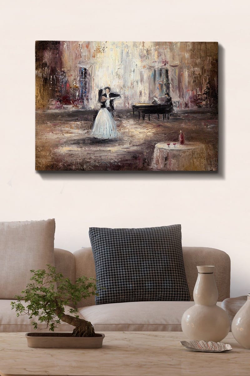 Canvas taulu 70x100 cm - Elegantti tanssiva nainen valkoisessa mekossa pianon edessä romanttisessa ympäristössä - Valkoinen / Ruskea / Harmaa - Sisustustuotteet - Taulu & taide - Canvas-taulu