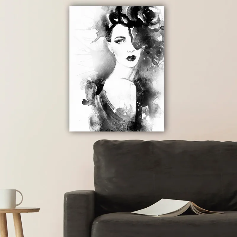 Canvas taulu 70x100 cm - Elegantti tummahiuksinen ja dramaattisella meikillä varustettu nainen mustien kukkien ympäröimänä - Musta / Harmaa / Valkoinen - Sisustustuotteet - Taulu & taide - Canvas-taulu