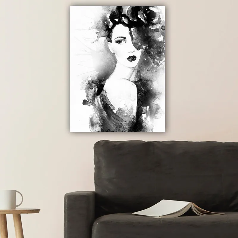 Canvas taulu 70x100 cm - Elegantti tummahiuksinen ja dramaattisella meikillä varustettu nainen mustien kukkien ympäröimänä - Musta / Harmaa / Valkoinen - Sisustustuotteet - Taulu & taide - Canvas-taulu