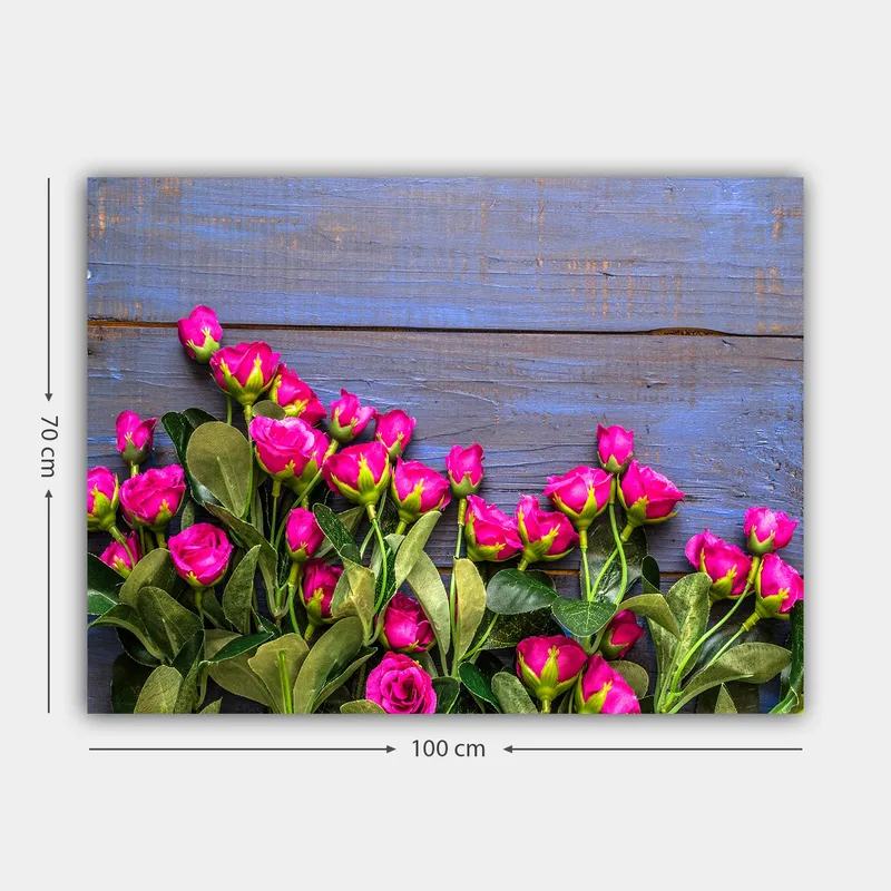 Canvas taulu 70x100 cm - Eloisa kokoelma vaaleanpunaisia ruusuja sinistä puutaustaa vasten - Vaaleanpunainen / Vihreä / Sininen - Sisustustuotteet - Taulu & taide - Canvas-taulu