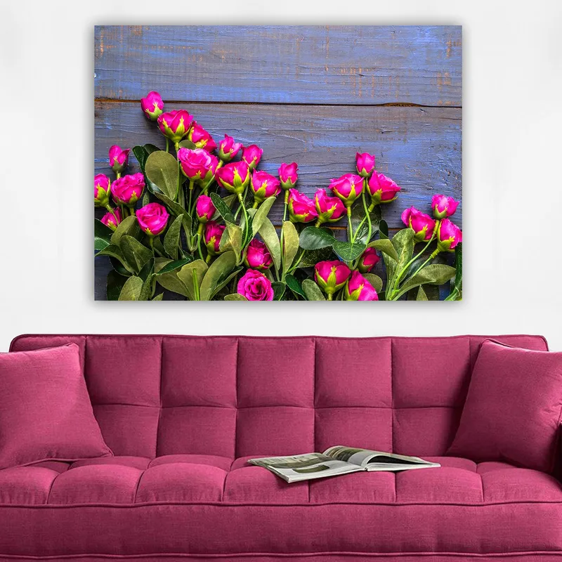 Canvas taulu 70x100 cm - Eloisa kokoelma vaaleanpunaisia ruusuja sinistä puutaustaa vasten - Vaaleanpunainen / Vihreä / Sininen - Sisustustuotteet - Taulu & taide - Canvas-taulu