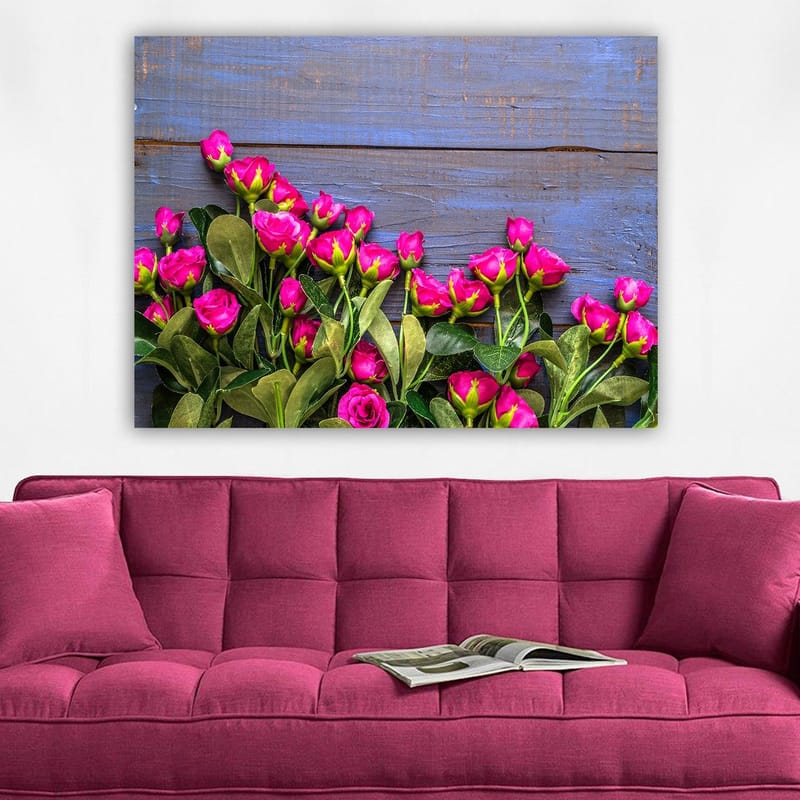 Canvas taulu 70x100 cm - Eloisa kokoelma vaaleanpunaisia ruusuja sinistä puutaustaa vasten - Vaaleanpunainen / Vihreä / Sininen - Sisustustuotteet - Taulu & taide - Canvas-taulu