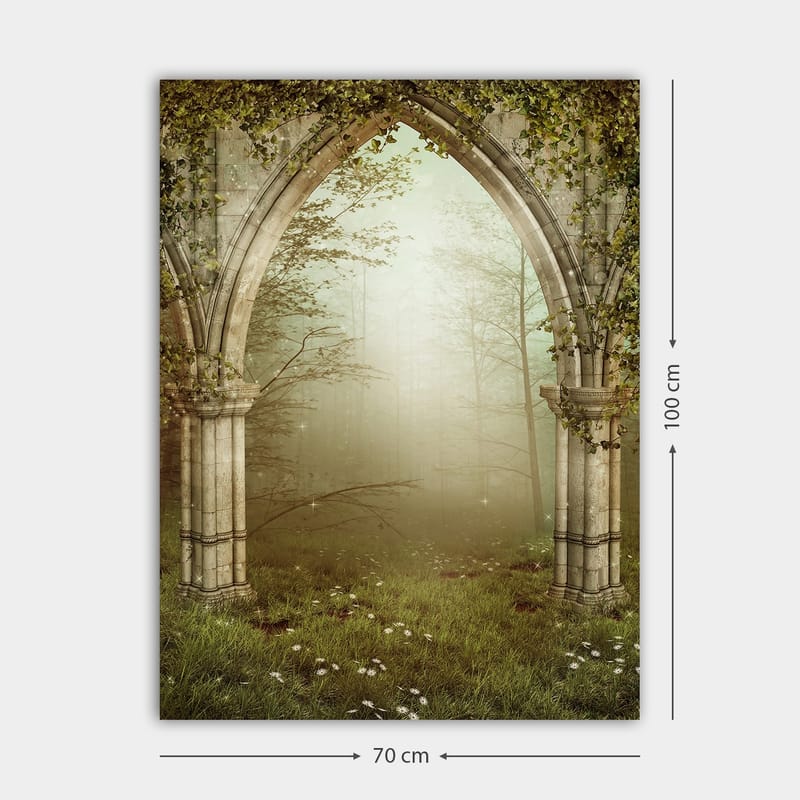 Canvas taulu 70x100 cm - Goottilainen portaali, jota ympäröi vehreys ja sumu salaperäisessä metsäympäristössä - Harmaa / Vihreä / Beige - Sisustustuotteet - Taulu & taide - Canvas-taulu