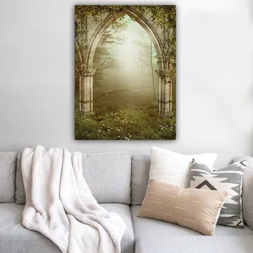 Canvas taulu 70x100 cm - Goottilainen portaali, jota ympäröi vehreys ja sumu salaperäisessä metsäympäristössä - Harmaa / Vihreä / Beige - Sisustustuotteet - Taulu & taide - Canvas-taulu