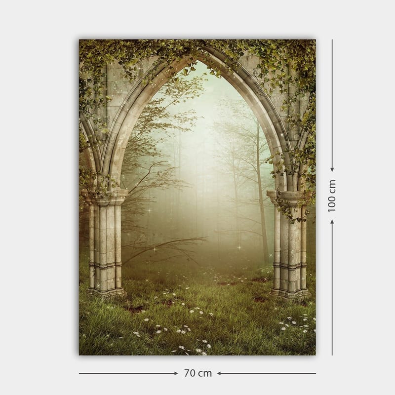 Canvas taulu 70x100 cm - Goottilainen portaali, jota ympäröi vehreys ja sumu salaperäisessä metsäympäristössä - Harmaa / Vihreä / Beige - Sisustustuotteet - Taulu & taide - Canvas-taulu