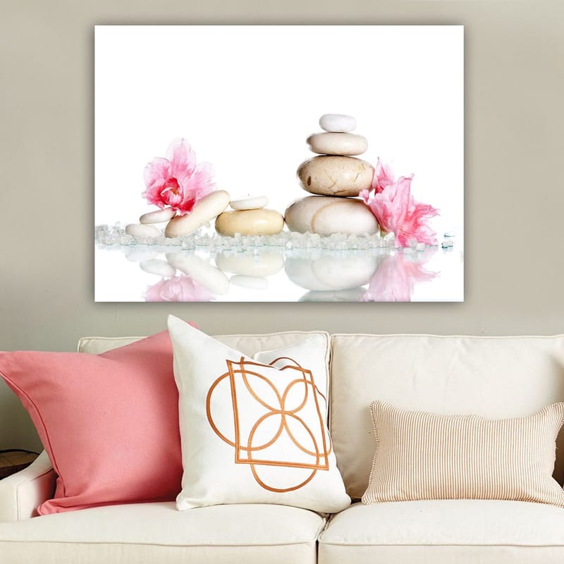 Canvas taulu 70x100 cm - Harmoninen kivi- ja vaaleanpunaisten kukkien sommittelu, joka symboloi rauhaa ja tasapainoa - Vaaleanpunainen / Beige / Valkoinen - Sisustustuotteet - Taulu & taide - Canvas-taulu