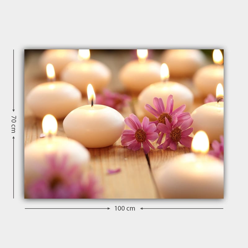 Canvas taulu 70x100 cm - Harmoninen kokoelma sytytettyjä kynttilöitä vaaleanpunaisten kukkien ympäröimänä - Vaaleanpunainen / Valkoinen / Beige - Sisustustuotteet - Taulu & taide - Canvas-taulu