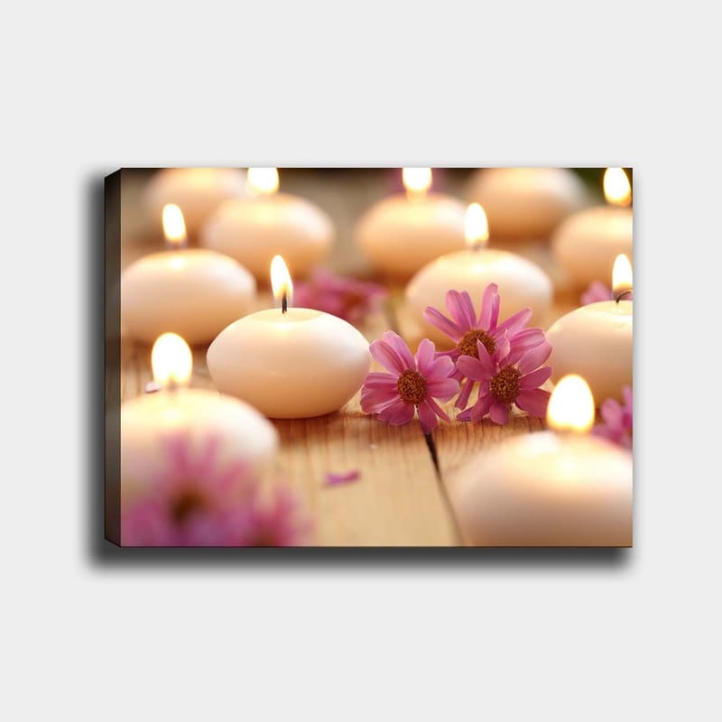Canvas taulu 70x100 cm - Harmoninen kokoelma sytytettyjä kynttilöitä vaaleanpunaisten kukkien ympäröimänä, Vaaleanpunainen / Valkoinen / Beige