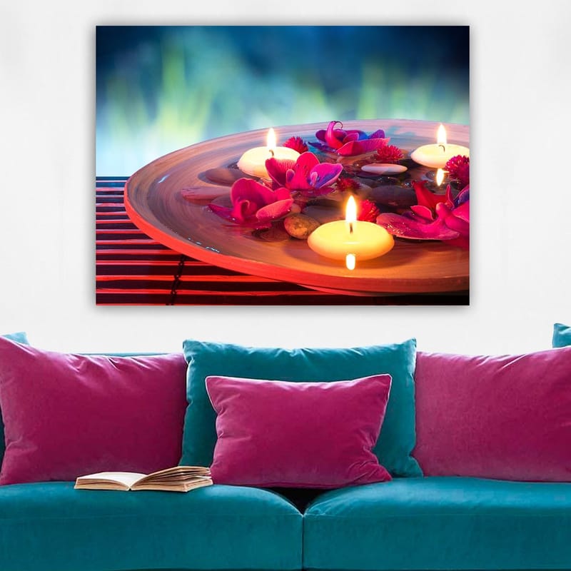 Canvas taulu 70x100 cm - Harmoninen kulho kelluvilla kukilla ja kynttilöillä luo rauhallisen tunnelman - Vaaleanpunainen / Valkoinen / Ruskea - Sisustustuotteet - Taulu & taide - Canvas-taulu