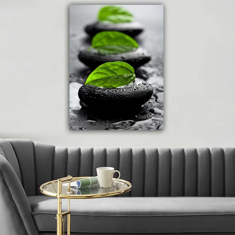 Canvas taulu 70x100 cm - Harmoninen mustien kivien ja vihreiden lehtien sommittelu, joka symboloi rauhaa ja tasapainoa - Musta / Vihreä - Sisustustuotteet - Taulu & taide - Canvas-taulu