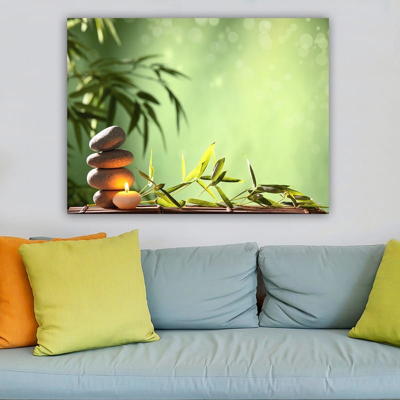Canvas taulu 70x100 cm - Harmoninen sommitelma, jossa on pinottuja kiviä, kynttilää ja bambua, symboloi rauhaa ja tasapainoa - Vihreä / Harmaa / Beige - Sisustustuotteet - Taulu & taide - Canvas-taulu