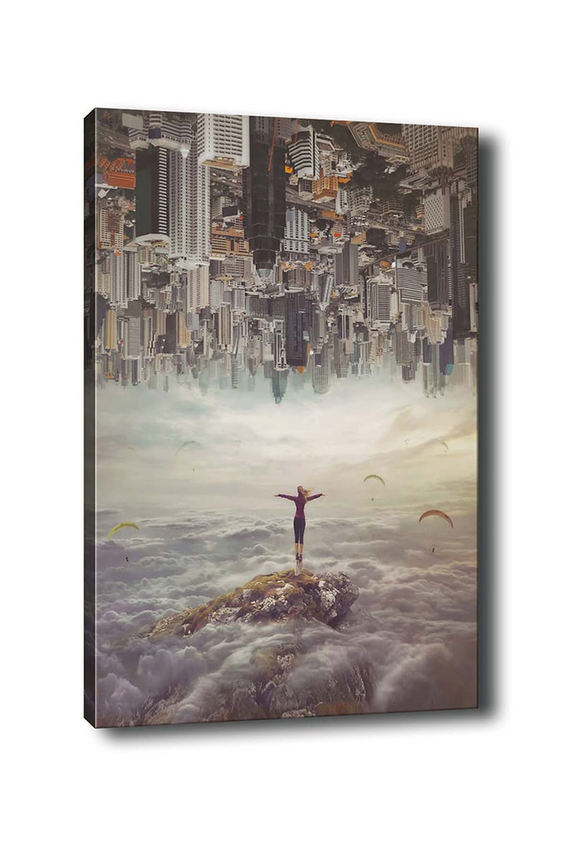Canvas taulu 70x100 cm - Henkilö seisoo kädet ojennettuina kalliolla pilvien yläpuolella, taustalla ylösalaisin oleva kaupunki, Harmaa / Beige / Tummansininen