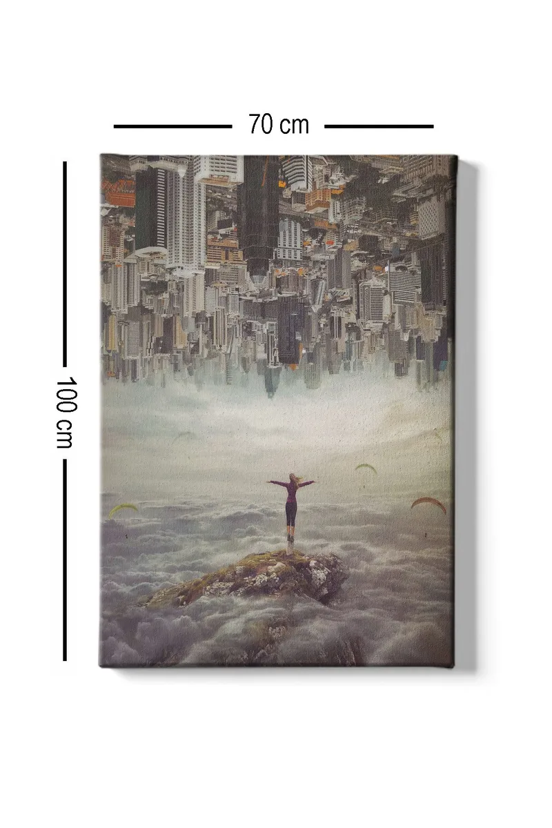 Canvas taulu 70x100 cm - Henkilö seisoo kädet ojennettuina kalliolla pilvien yläpuolella, taustalla ylösalaisin oleva kaupunki - Harmaa / Beige / Tummansininen - Sisustustuotteet - Taulu & taide - Canvas-taulu