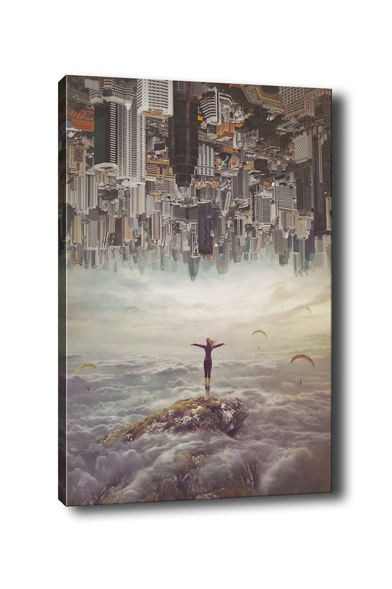Canvas taulu 70x100 cm - Henkilö seisoo kädet ojennettuina kalliolla pilvien yläpuolella, taustalla ylösalaisin oleva kaupunki, Harmaa / Beige / Tummansininen