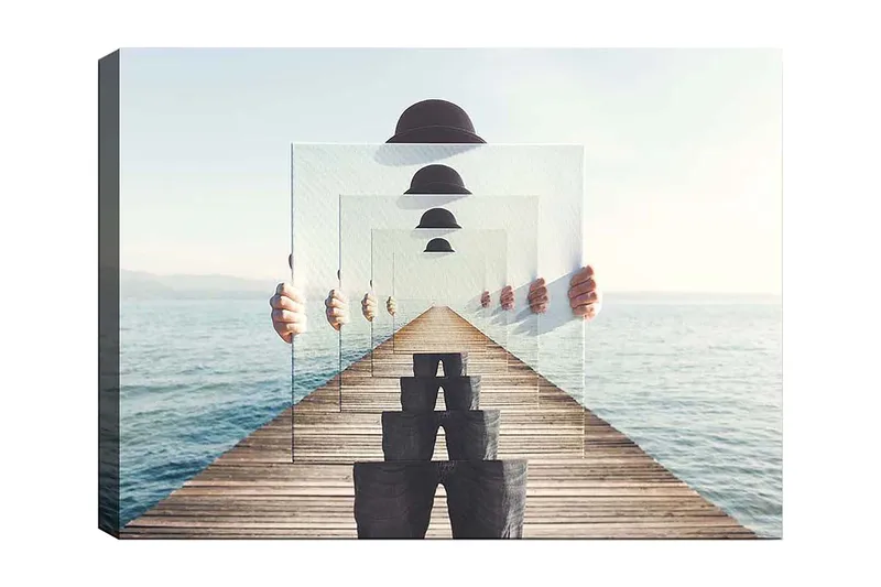 Canvas taulu 70x100 cm - Henkilö pitelee useita läpinäkyviä paneeleita luoden illuusion syvyydestä ja perspektiivistä laiturilla veden äärellä - Sininen / Musta / Valkoinen - Sisustustuotteet - Taulu & taide - Canvas-taulu