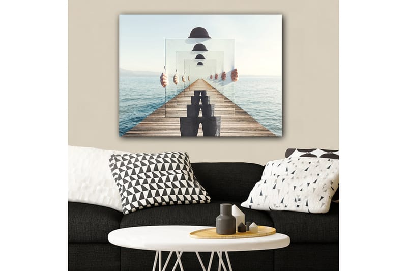 Canvas taulu 70x100 cm - Henkilö pitelee useita läpinäkyviä paneeleita luoden illuusion syvyydestä ja perspektiivistä laiturilla veden äärellä - Sininen / Musta / Valkoinen - Sisustustuotteet - Taulu & taide - Canvas-taulu