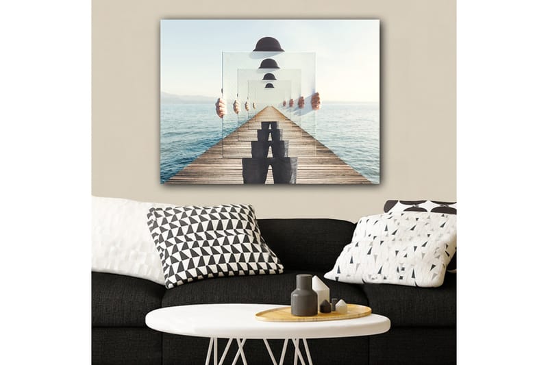 Canvas taulu 70x100 cm - Henkilö pitelee useita läpinäkyviä paneeleita luoden illuusion syvyydestä ja perspektiivistä laiturilla veden äärellä - Sininen / Musta / Valkoinen - Sisustustuotteet - Taulu & taide - Canvas-taulu