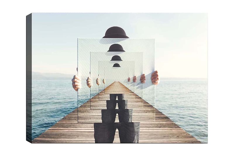 Canvas taulu 70x100 cm - Henkilö pitelee useita läpinäkyviä paneeleita luoden illuusion syvyydestä ja perspektiivistä laiturilla veden äärellä, Sininen / Musta / Valkoinen