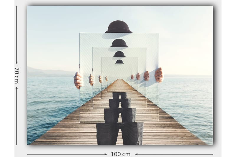 Canvas taulu 70x100 cm - Henkilö pitelee useita läpinäkyviä paneeleita luoden illuusion syvyydestä ja perspektiivistä laiturilla veden äärellä - Sininen / Musta / Valkoinen - Sisustustuotteet - Taulu & taide - Canvas-taulu