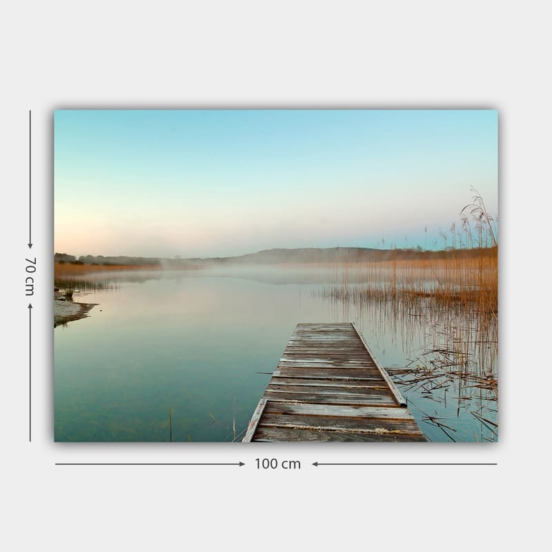 Canvas taulu 70x100 cm - Hiljainen laituri kurottelee utuisen järven yllä aamunkoitteessa - Vaaleansininen / Beige / Vihreä - Sisustustuotteet - Taulu & taide - Canvas-taulu