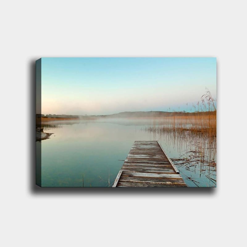 Canvas taulu 70x100 cm - Hiljainen laituri kurottelee utuisen järven yllä aamunkoitteessa, Vaaleansininen / Beige / Vihreä