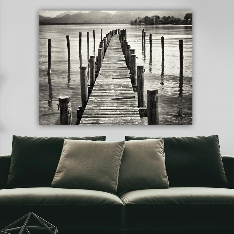 Canvas taulu 70x100 cm - Hiljainen laituri veden yllä, pintaan heijastuvien pilarien ympäröimänä - Musta / Valkoinen / Harmaa - Sisustustuotteet - Taulu & taide - Canvas-taulu