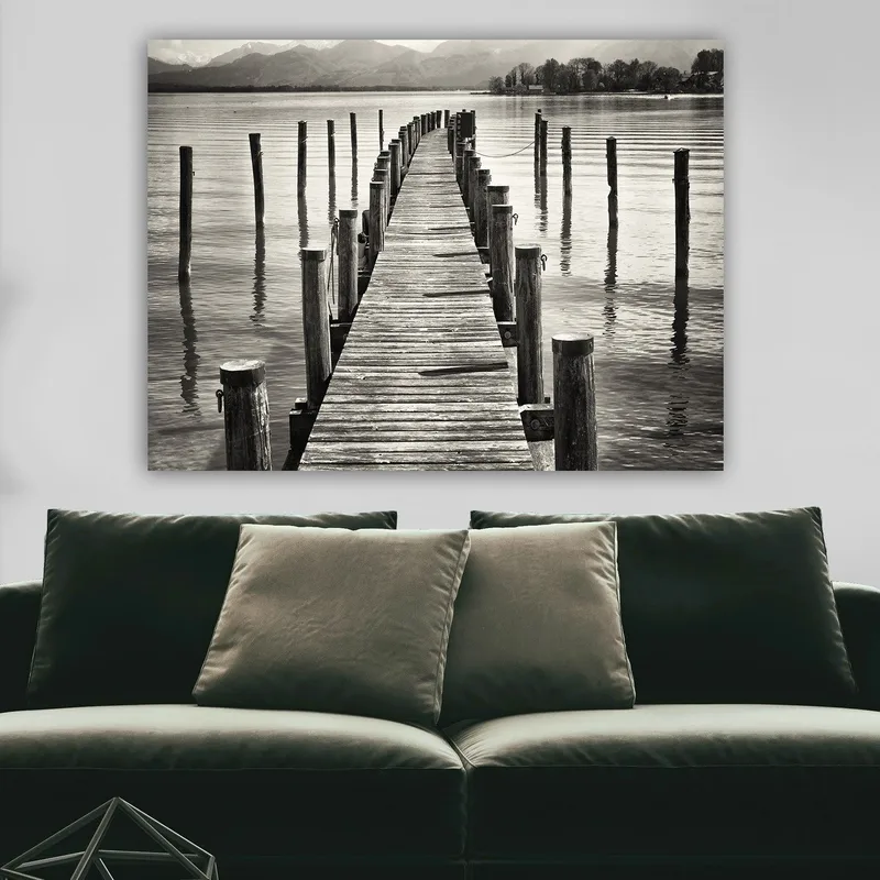 Canvas taulu 70x100 cm - Hiljainen laituri veden yllä, pintaan heijastuvien pilarien ympäröimänä - Musta / Valkoinen / Harmaa - Sisustustuotteet - Taulu & taide - Canvas-taulu