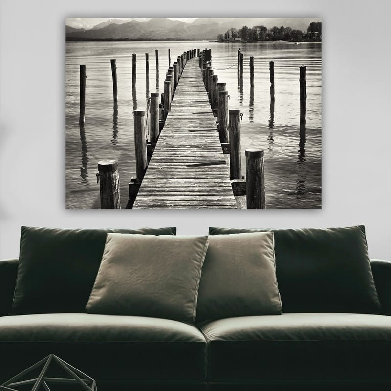 Canvas taulu 70x100 cm - Hiljainen laituri veden yllä, pintaan heijastuvien pilarien ympäröimänä - Musta / Valkoinen / Harmaa - Sisustustuotteet - Taulu & taide - Canvas-taulu