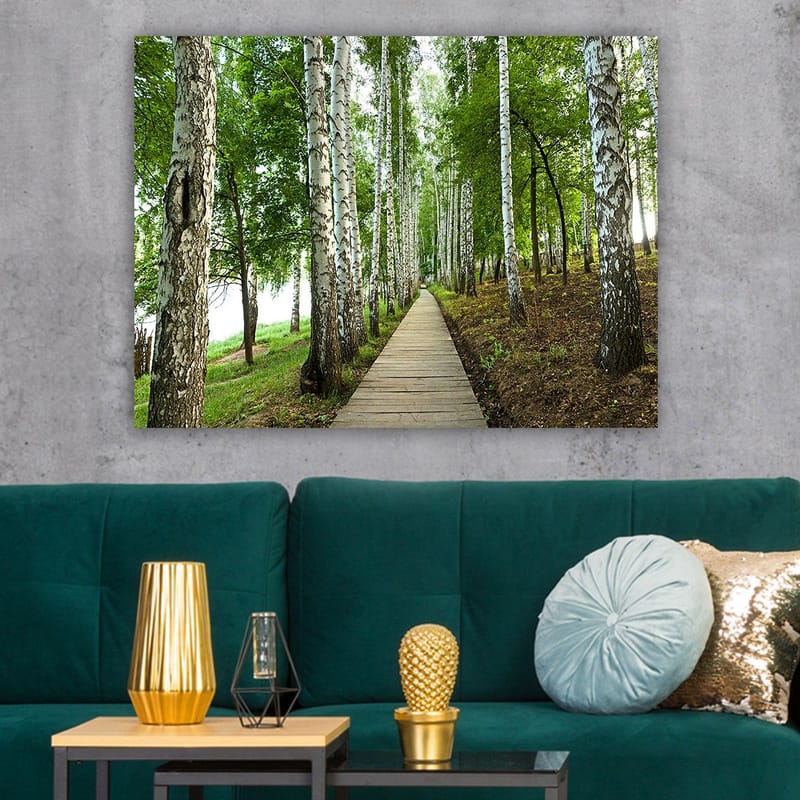 Canvas taulu 70x100 cm - Hiljainen metsätie koivujen ja rehevän kasvillisuuden ympäröimänä - Vihreä / Valkoinen / Ruskea - Sisustustuotteet - Taulu & taide - Canvas-taulu