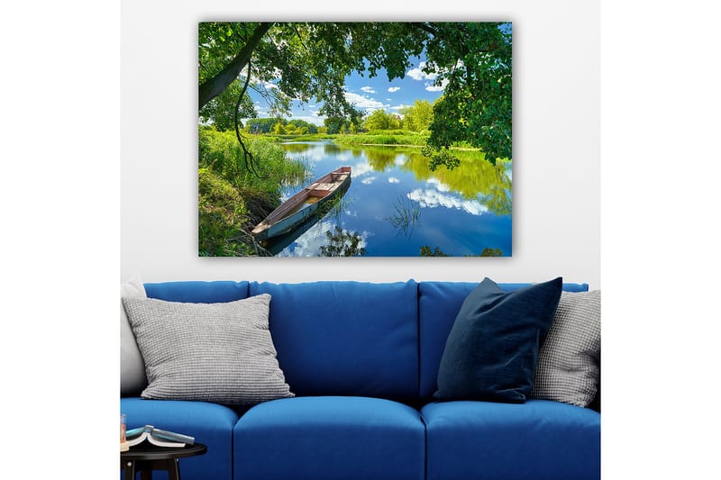 Canvas taulu 70x100 cm - Hiljainen vene peilimäisellä järvellä rehevien puiden ja kasvillisuuden ympäröimänä - Vihreä / Sininen / Ruskea - Sisustustuotteet - Taulu & taide - Canvas-taulu