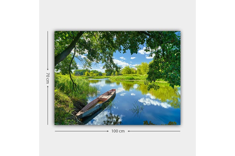 Canvas taulu 70x100 cm - Hiljainen vene peilimäisellä järvellä rehevien puiden ja kasvillisuuden ympäröimänä - Vihreä / Sininen / Ruskea - Sisustustuotteet - Taulu & taide - Canvas-taulu