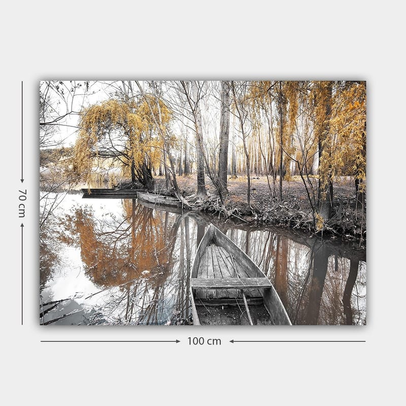 Canvas taulu 70x100 cm - Hiljainen vene peilimäisellä veden pinnalla syksyn väristen puiden ympäröimänä - Kulta / Harmaa / Musta - Sisustustuotteet - Taulu & taide - Canvas-taulu